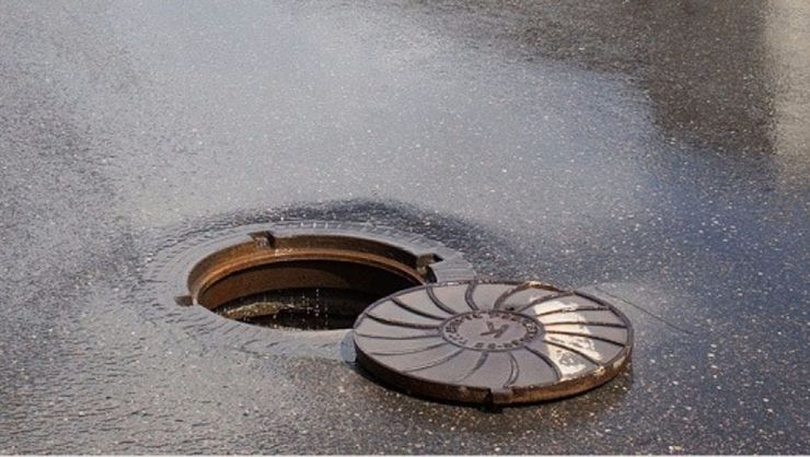 В Запорожье девушка травмировалась из-за падения в люк возле десткой площадки (ФОТО)