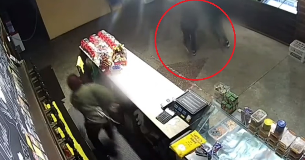 Схватили и бежать: подростки-грабители попали на видео в Запорожской области