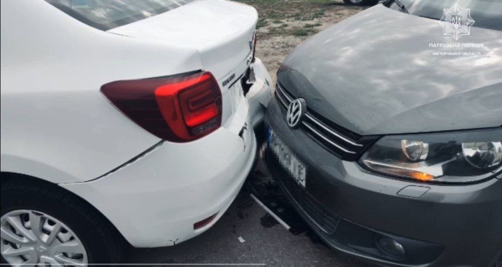 В Запорожье таксист на перекрестке сдал задним ходом и устроил ДТП (ВИДЕО)