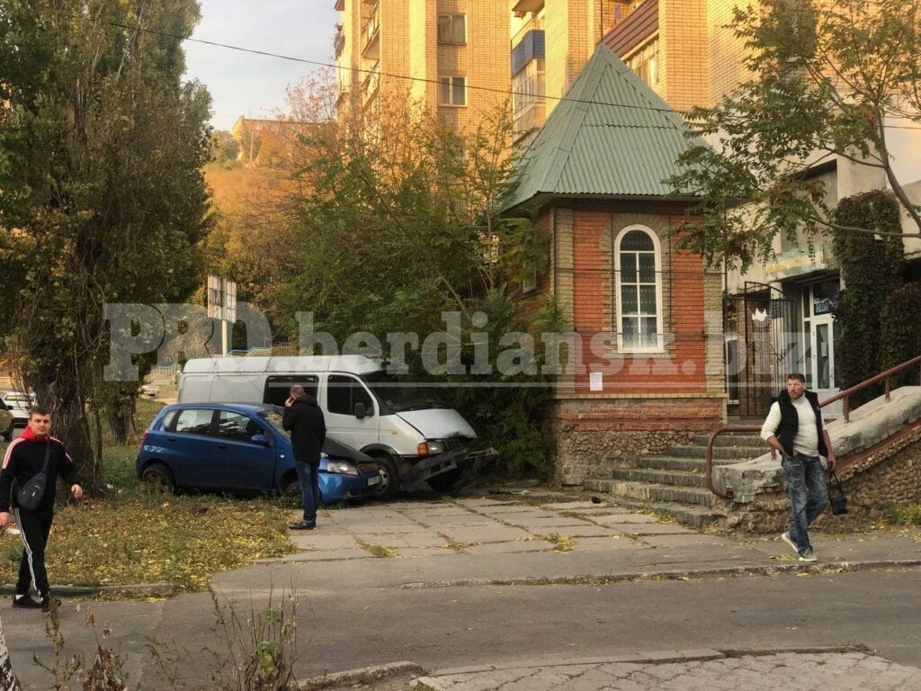 Вылетели на тротуар: микроавтобус протаранил легковушку в Запорожской области (ФОТО)