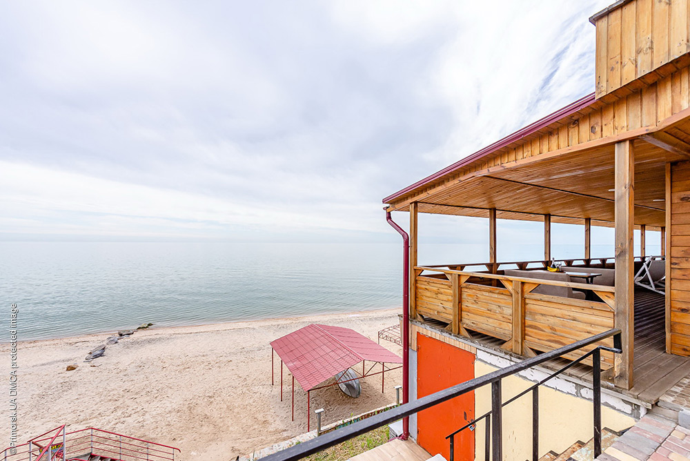 В Приморске появился «загадочный» комплекс на глиняном склоне со странным адресом