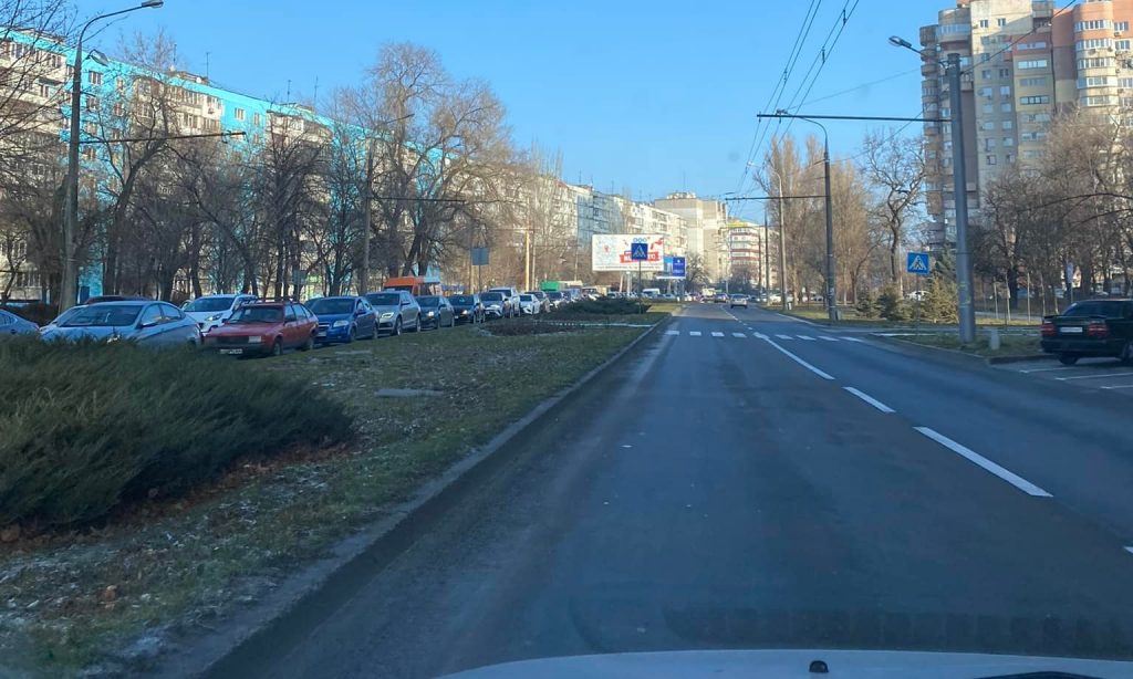 Жители Правого берега застряли в огромной пробке: названа причина (ФОТО)