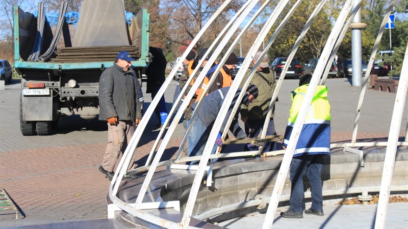 В Запорожье «консервируют» фонтаны (ФОТО)