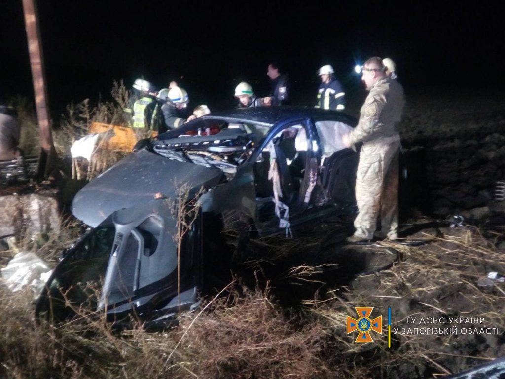 В Запорожье авто влетело в рекламный банер: четверо пострадали и не могли выбраться(ФОТО)