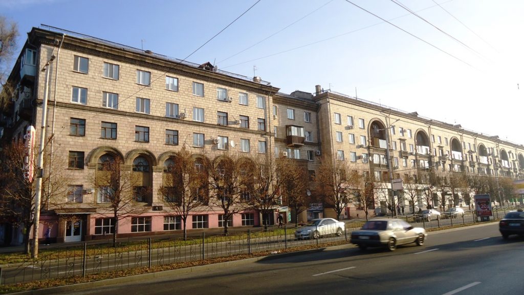 В Запорожье рабочие повредили уникальную плитку во время установки вывески (ФОТО)