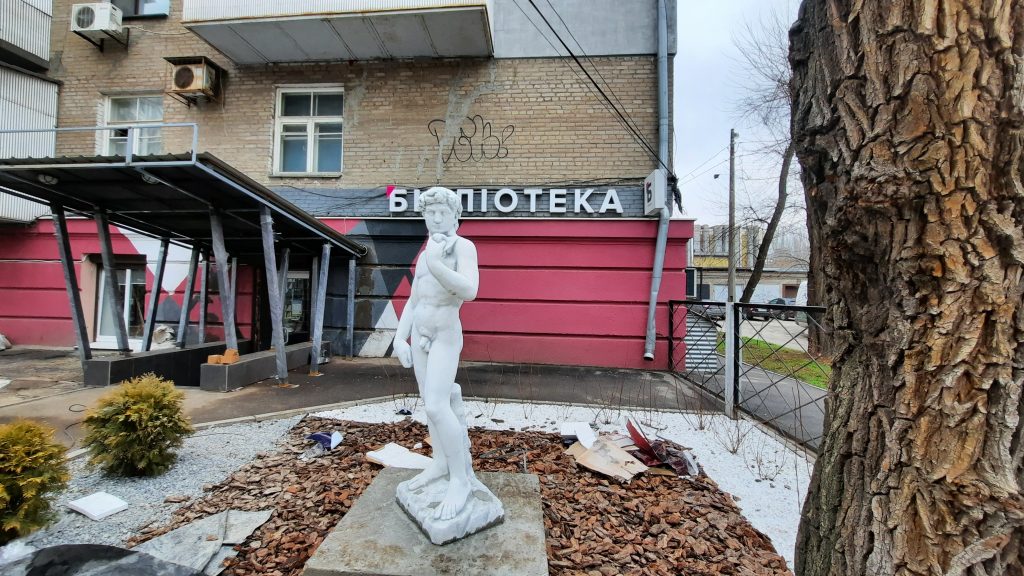 В Запорожье возле библиотеки установили обнаженные скульптуры Давида (ФОТО)