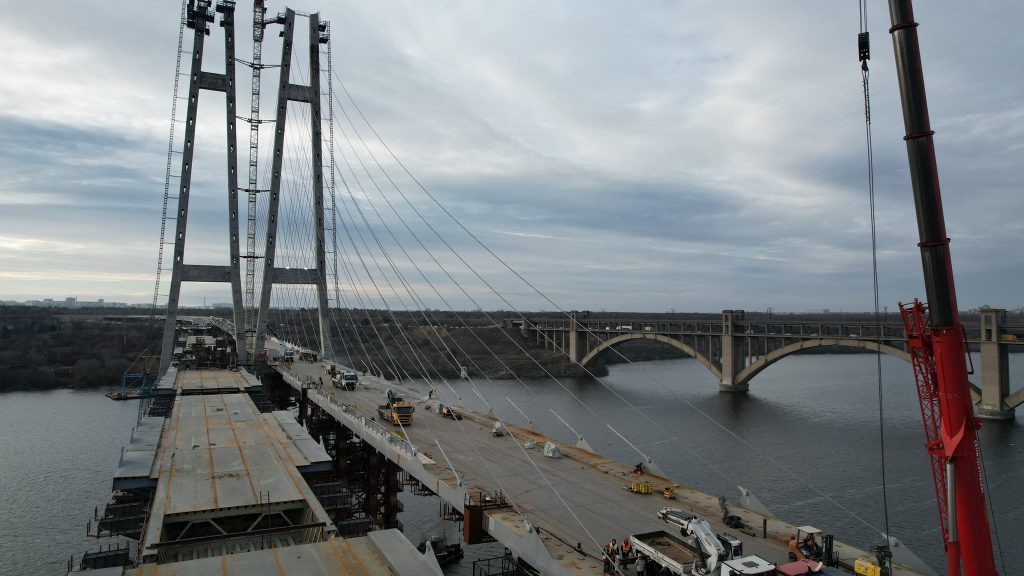 Названы даты, когда откроют движение по вантовому мосту в Запорожье