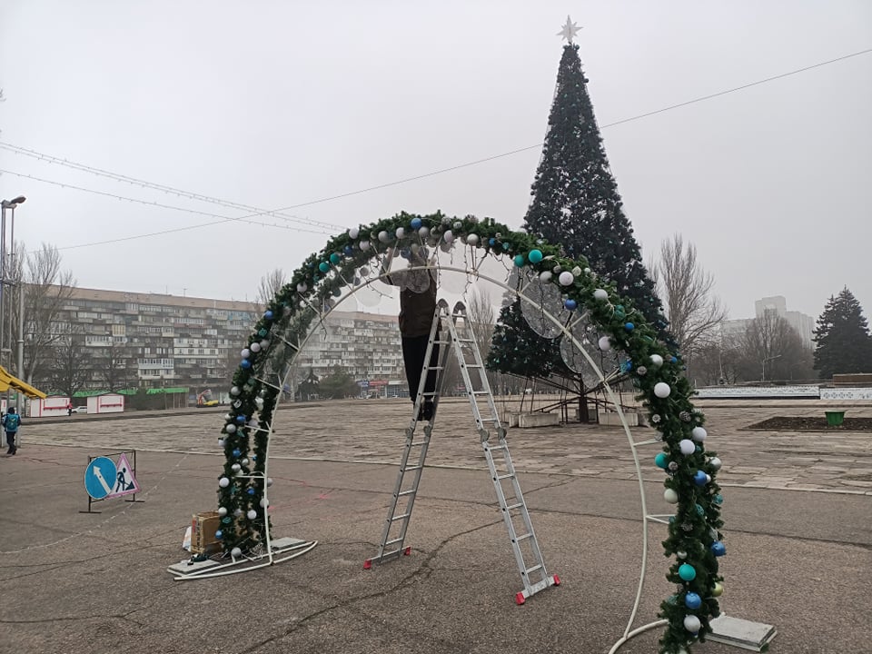 В центре Запорожья завершают обустройство новогоднего городка (ФОТО)