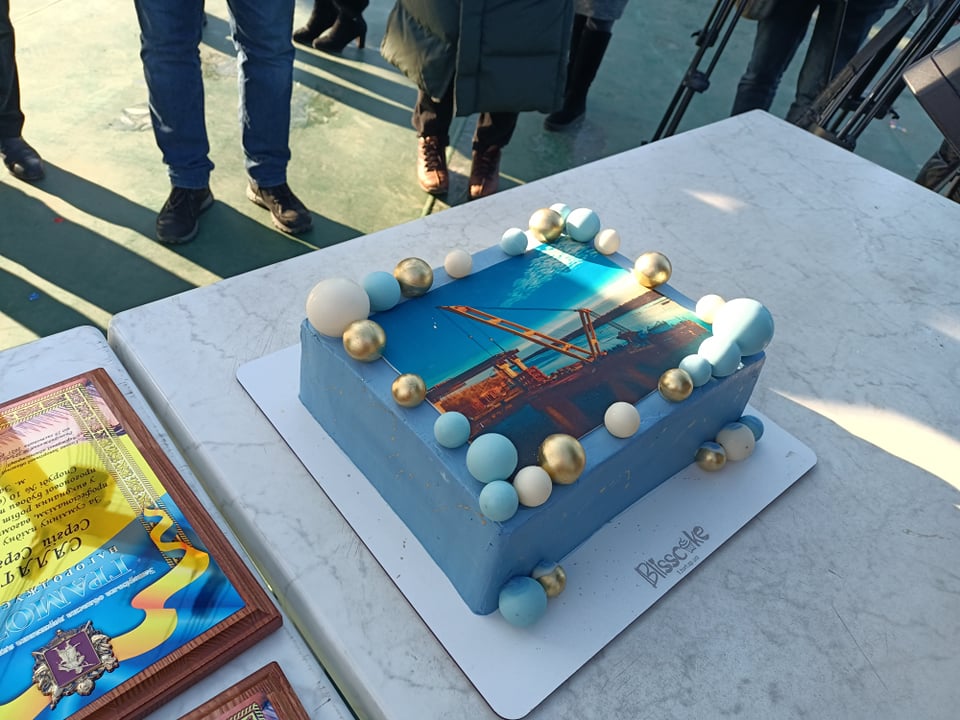 В Запорожье плавкран «Захарий» провожали с тортом (ФОТО)