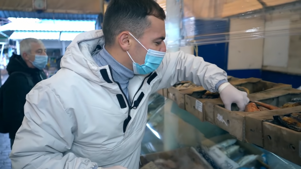 Руководитель Союза по правам потребителей посетил рынок «Анголенко»: рыба с плесенью, поддельное масло и гнилые фрукты (ВИДЕО)
