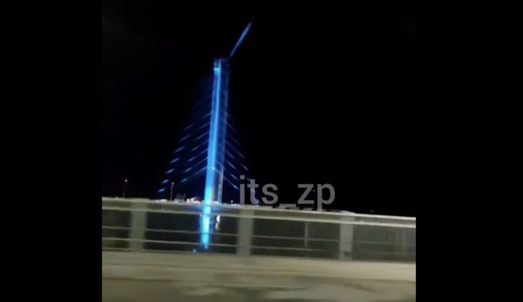 На недостроенном вантовом мосту включили LED-подсветку: как он выглядит (ВИДЕО)