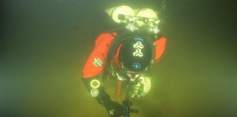 В Запорожье дайвер обнаружил находку со времен Второй мировой войны (ВИДЕО)