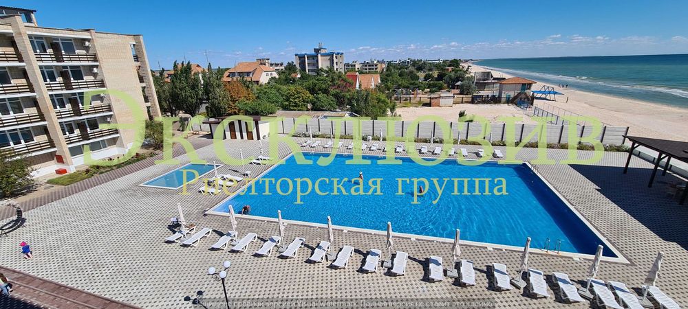 В Кирилловке выставили на продажу базу отдыха с 5-ю корпусами, бассейном, кинотеатром (ФОТО)