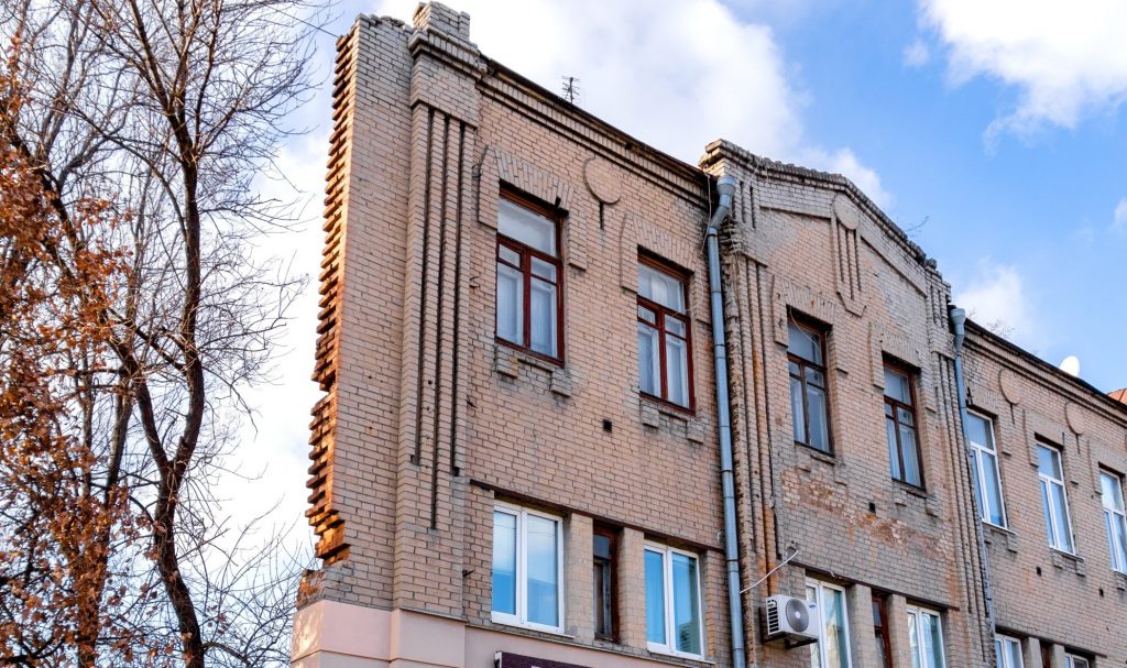 Блогер показал необычный плоский дом в Запорожье (ВИДЕО)