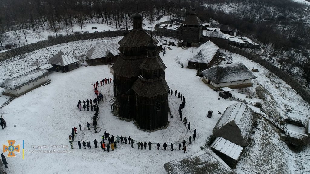 Фотофакт: жители Запорожья создали «живую» карту Украины