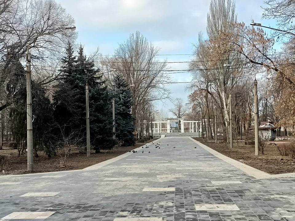В «Дубовке» новой плиткой соединили две аллеи (ФОТО, ВИДЕО)