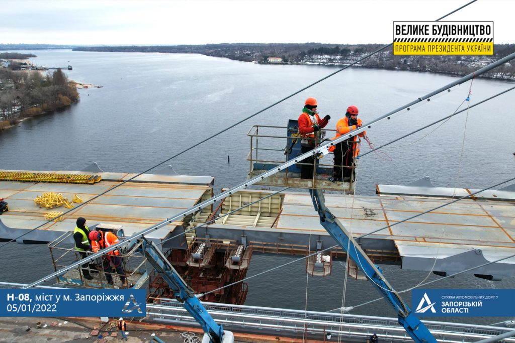 В Запорожье монтируют подсветку на вантах моста: как она будет выглядеть по итогу (ФОТО, ВИДЕО)