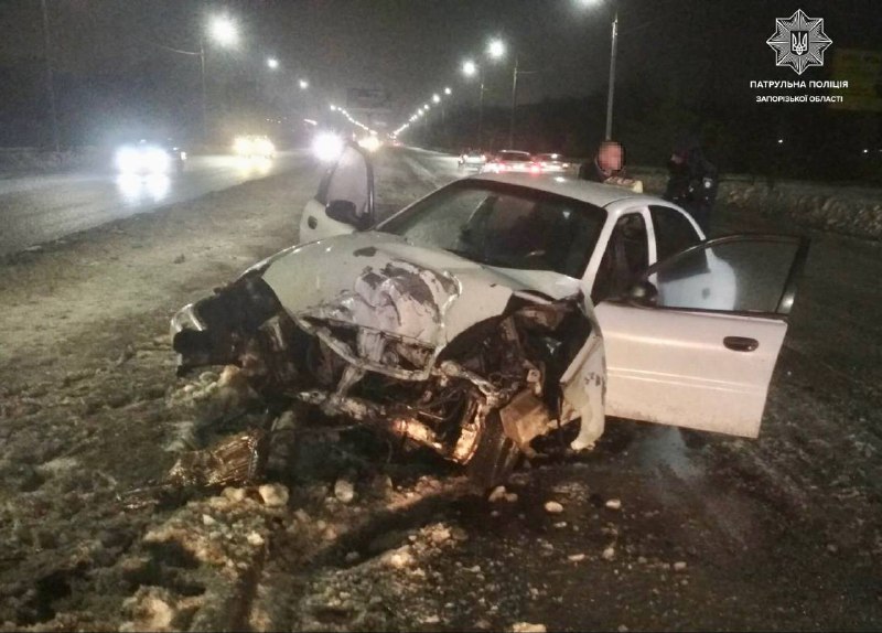 В Запорожье Lanos на скорости влетел в столб: есть пострадавшие (ФОТО)