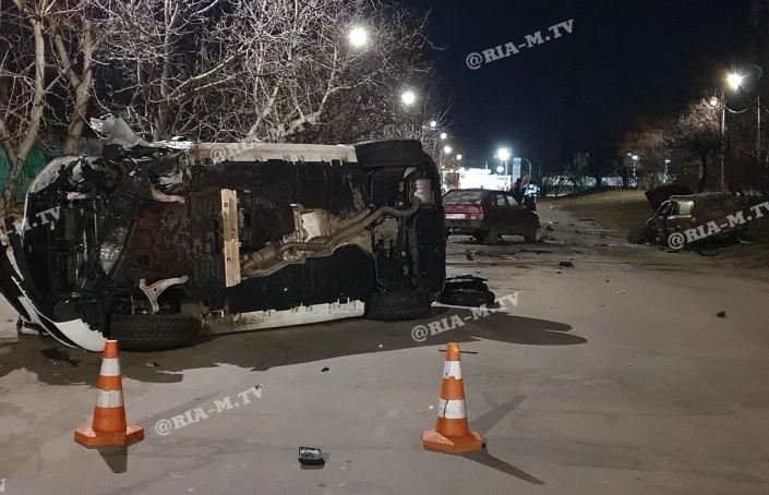 Серьезное тройное ДТП в Запорожской области: микроавтобус перевернулся, авто «разбросаны» по дороге (ФОТО)
