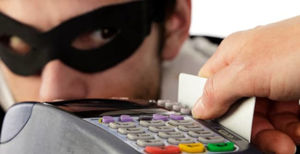 Мужчина 3 дня оплачивал покупки с чужого банковского счета в Запорожской области