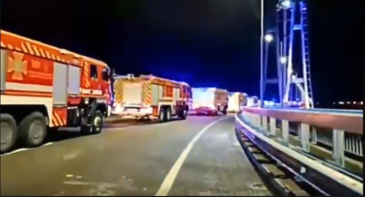 «Готовимся»: Запорожье по вантовому мосту проехали десятки авто полиции, «скорой» и ГСЧС (ВИДЕО)