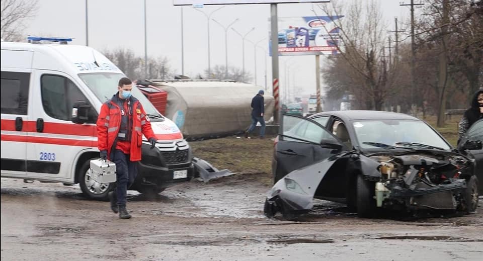 Грузовик перевернулся, иномарку смяло: серьезное ДТП в Запорожской области (ФОТО)