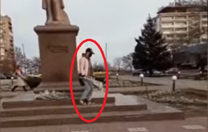 В Запорожской области девушка украла цветы, возложенные в память Героев Небесной Сотни (ВИДЕО)