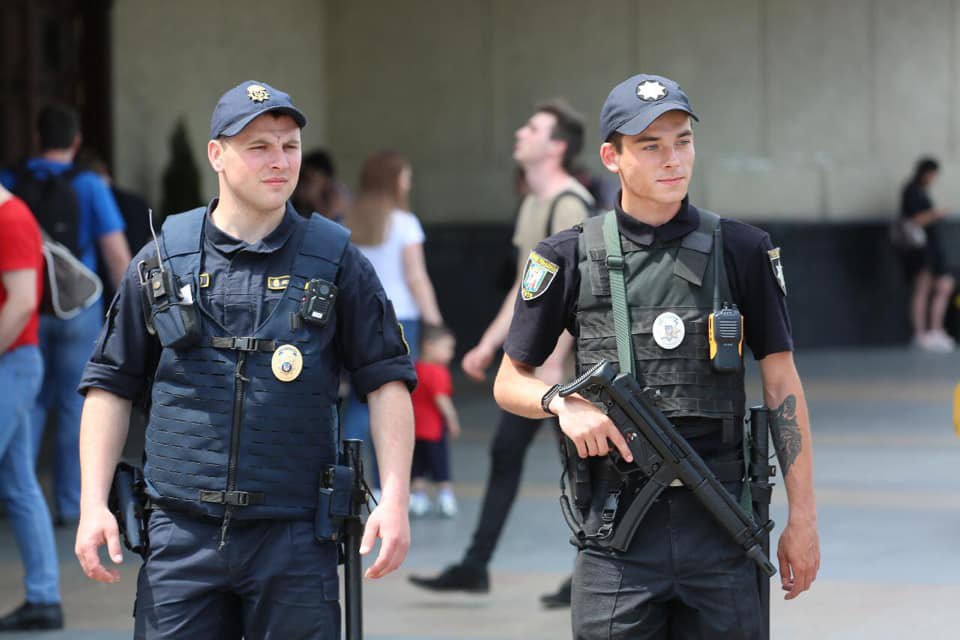 В Запорожье дворы начали патрулировать бойцы с синими повязками