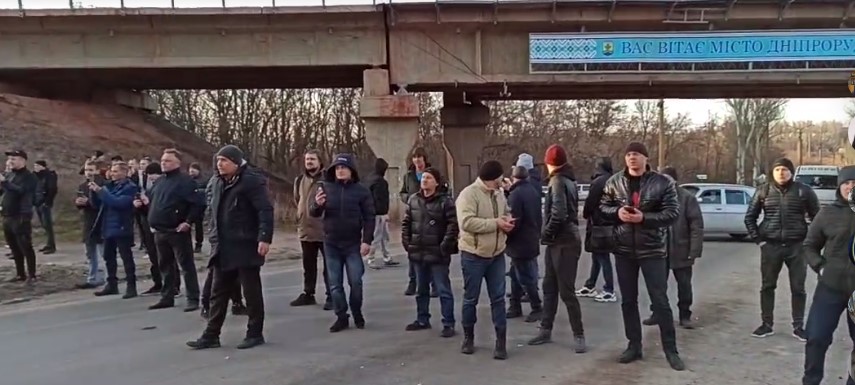 В Днепрорудном местные безоружные жители под крики «Путин-х-ло» развернули танки оккупантов (ВИДЕО)