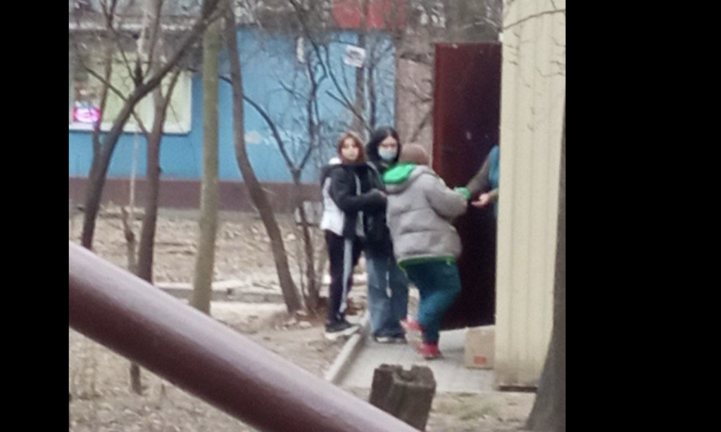 В соцсети показали киоск Запорожья, в котором массово продают сигареты и алкоголь детям (ФОТО)