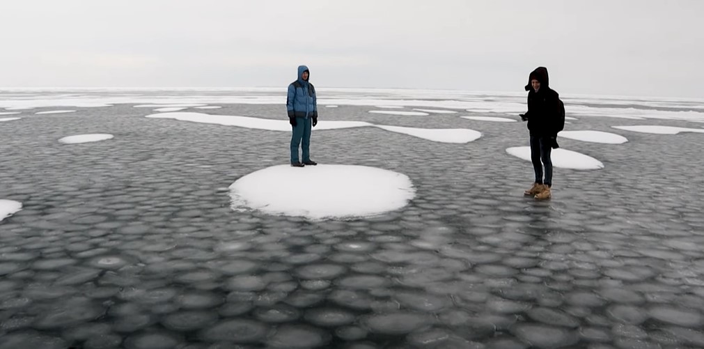 Блогеры прошлись по замерзшему Каховскому водохранилищу под Запорожьем (ВИДЕО)