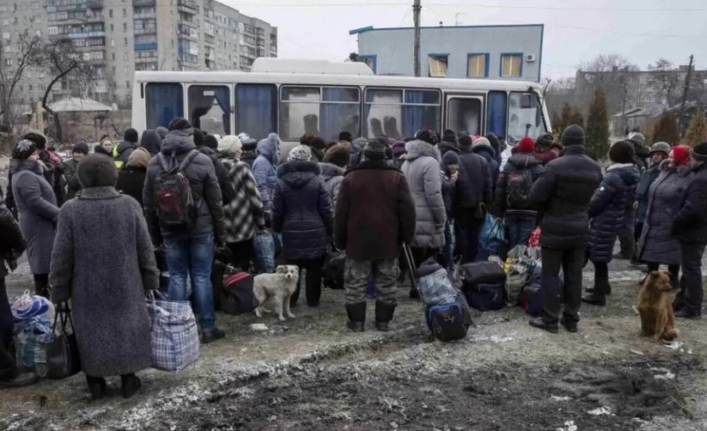 Маріупольці на власних авто евакуюються до Запоріжжя