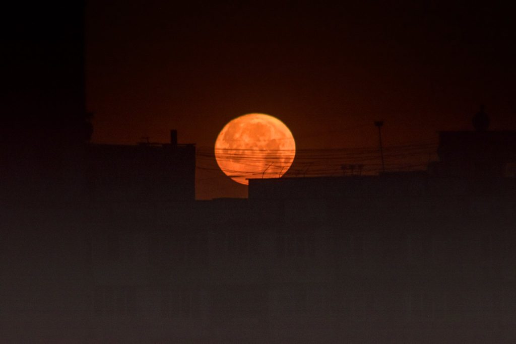 Фотограф запечатлел редкое астрономическое «суперлуние» 2022 в Запорожье (ФОТО)