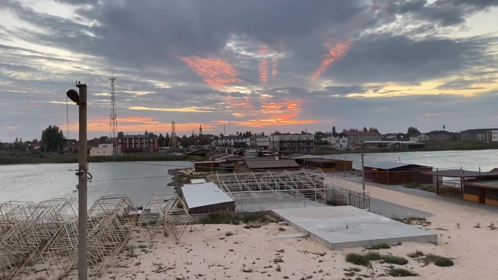 Тризуб в небе на Арабатской Стрелке