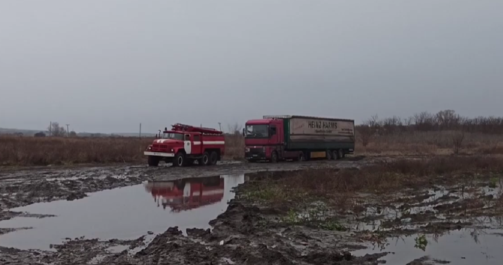На Запоріжжі ДСНС допомогли водіям на розмитій «Дорозі життя»: опубліковане ВІДЕО