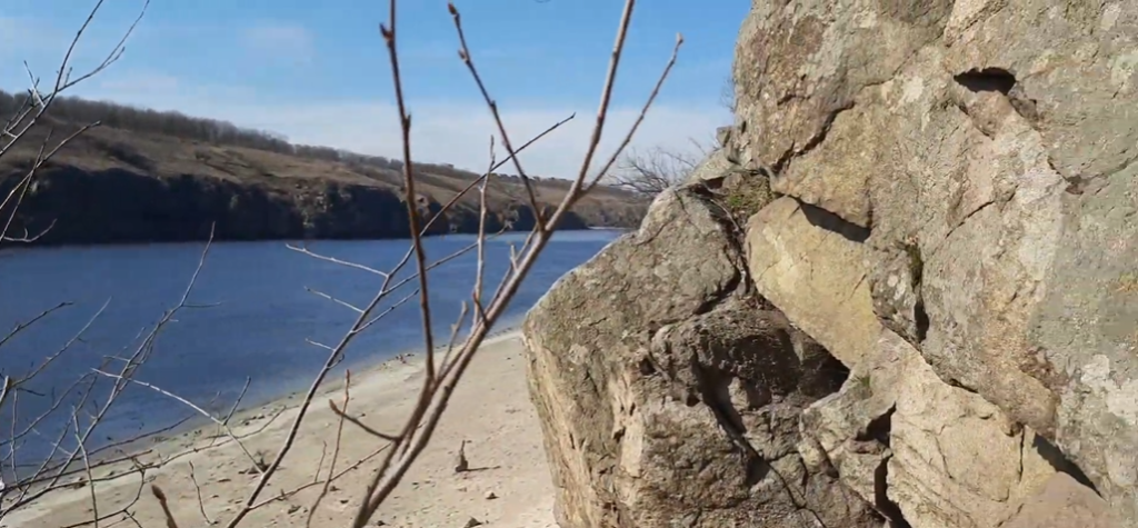 «Она хоть не бахнет?»: житель Запорожья показал опасные находки с берега Днепра (ВИДЕО)