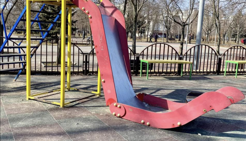 Опубліковані фото небезпечного ігрового майданчика в парку Запоріжжя