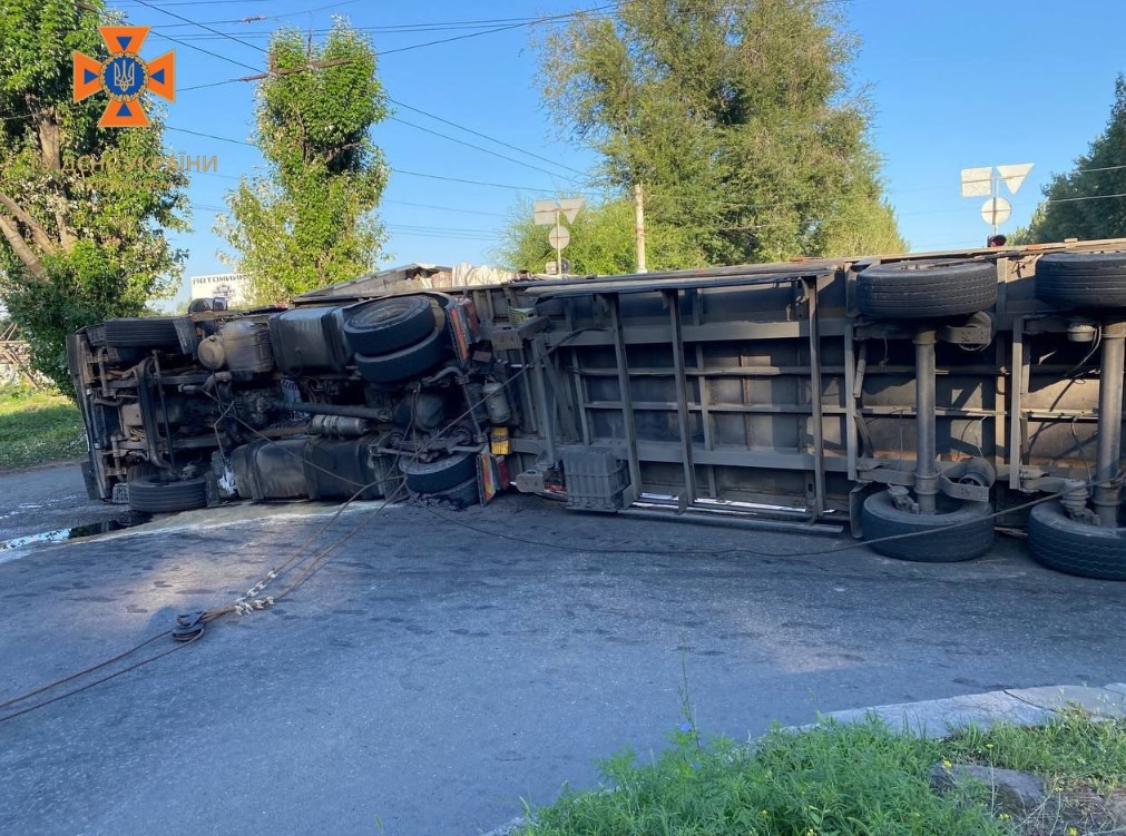Перекрито рух: у Запоріжжі перекинулася вантажівка з соняшником (ФОТО)