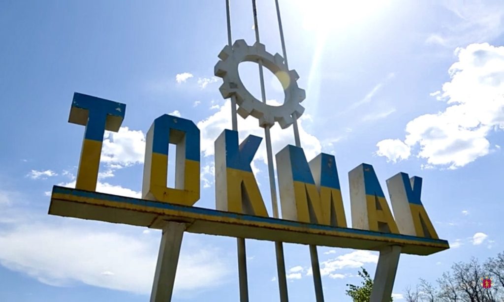 РФ завозить нових окупантів та евакуює «органи влади»: що відомо про ситуацію в Токмаку (ВІДЕО)