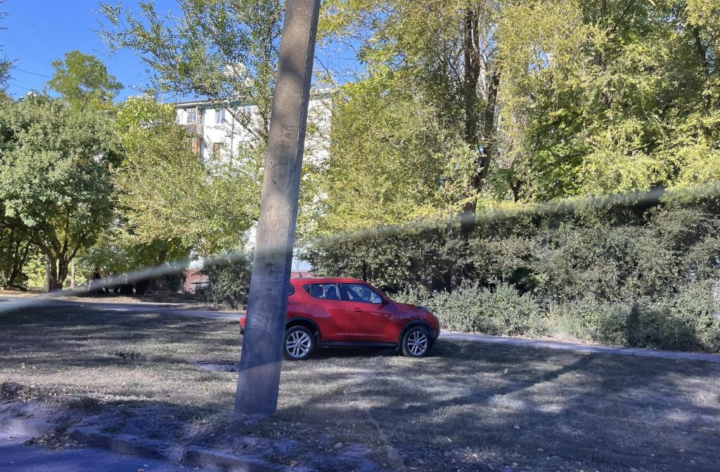 Легковик Nissan відкинуло на тротуар: у центрі Запоріжжя сталася ДТП (ФОТО)