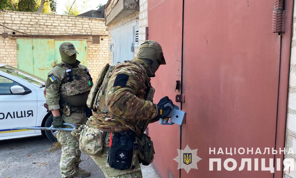 У Запоріжжі продавали небезпечний алкоголь: викрито «бізнес» з тонами «товару»(ФОТО)