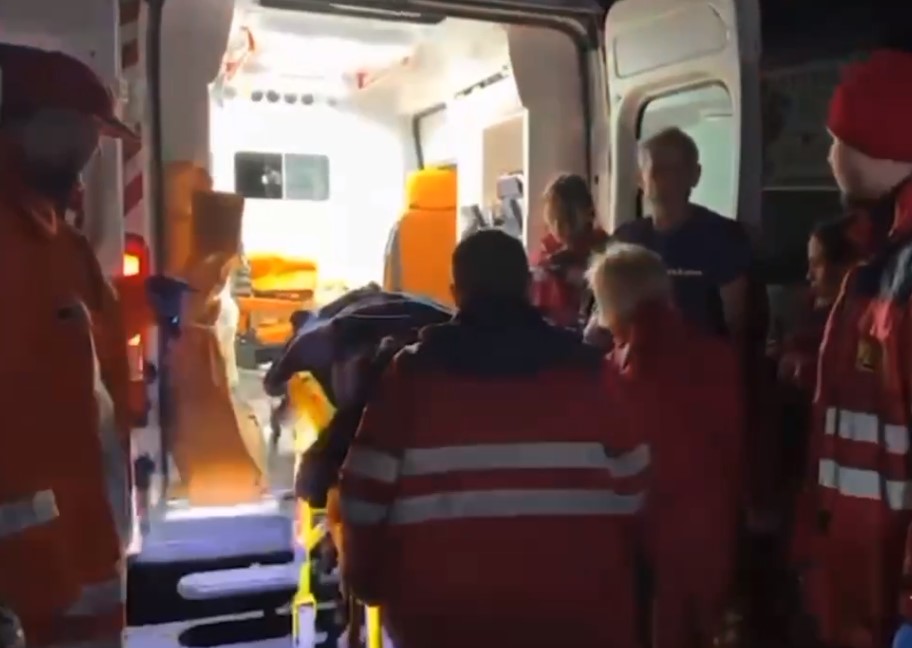 З’явилися кадри порятунку постраждалого з-під завалів після обстрілу Запоріжжя (ВІДЕО)