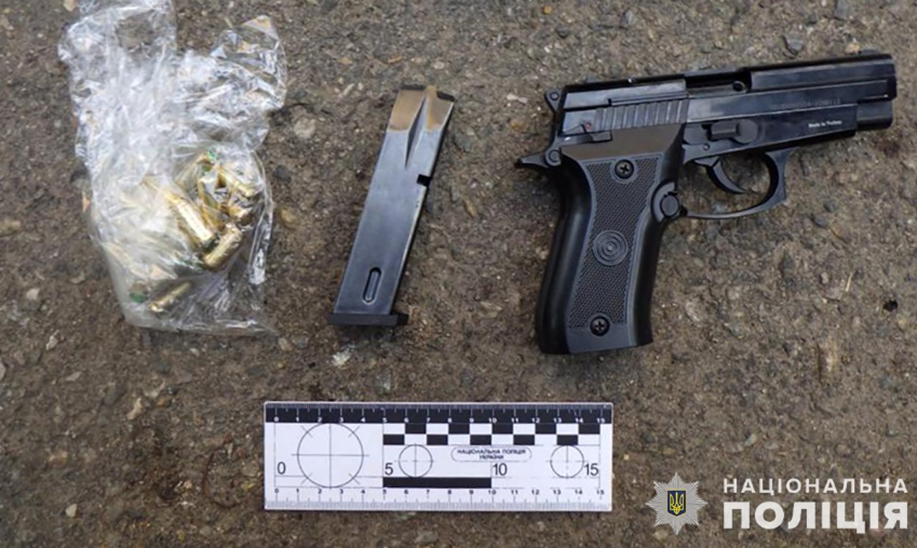 Приставив пістолет до голови та зробив постріл: у Запоріжжі затримали озброєного грабіжника (ФОТО)