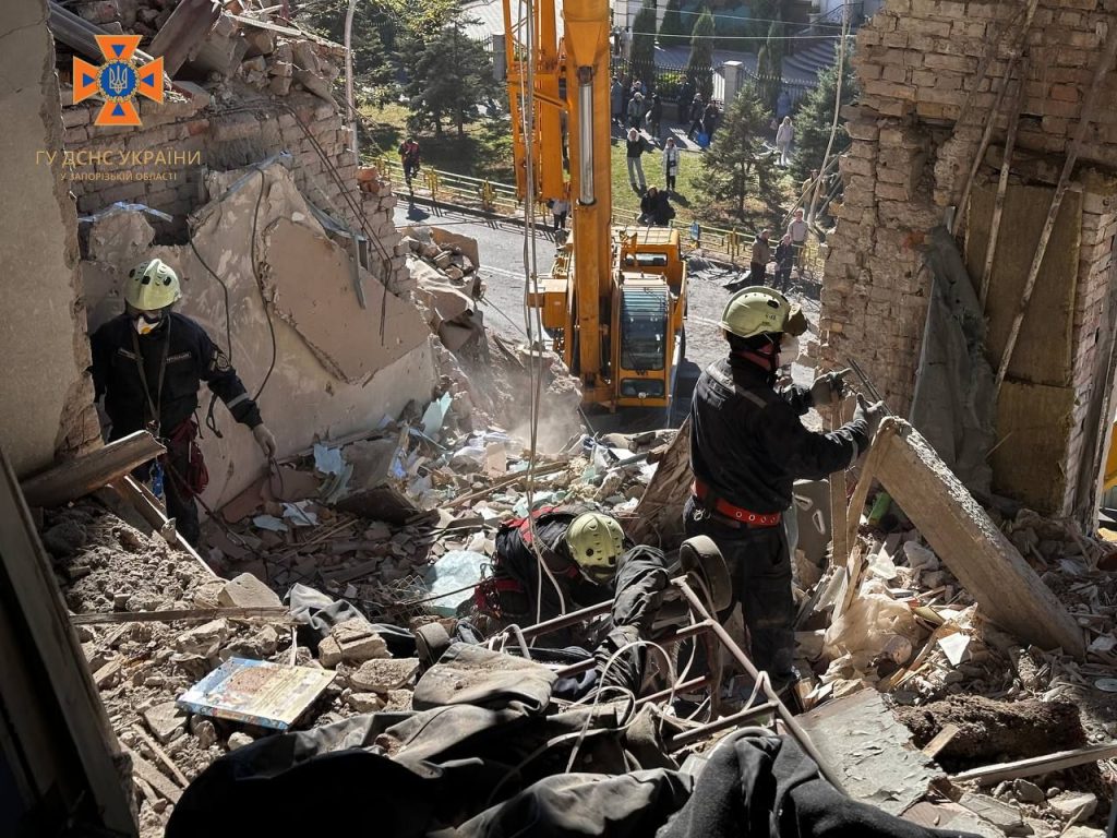 Ліквідація наслідків «прильоту» по будинку Запоріжжя: як працюють рятувальники (ФОТО, ВІДЕО)