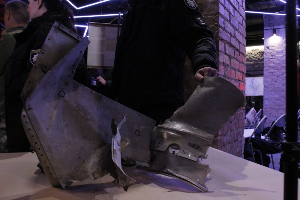 Річниця обстрілів: у ГУНП показали залишки ракет, якими РФ торік наносила удари по будинкам Запоріжжя (ФОТО)