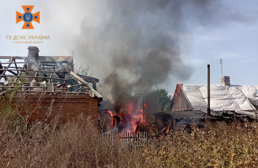 РФ нанесла удари по населеним пунктам на Запоріжжі: сталася низка пожеж (ФОТО)
