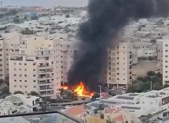 Показано наслідки масованого ракетного удару по Ізраїлю: у містах — вуличні бої (ВІДЕО 18+)