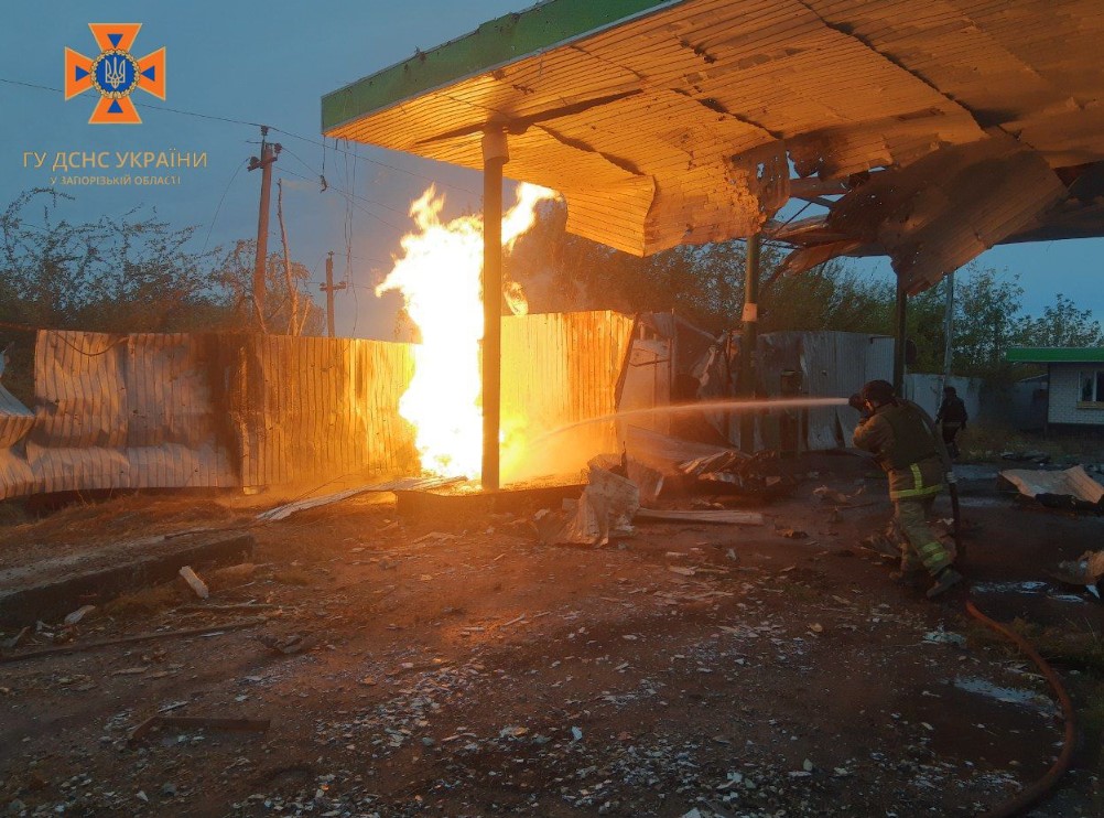 На Запоріжжі внаслідок удару РФ палали приміщення та резервуар з газом (ФОТО)