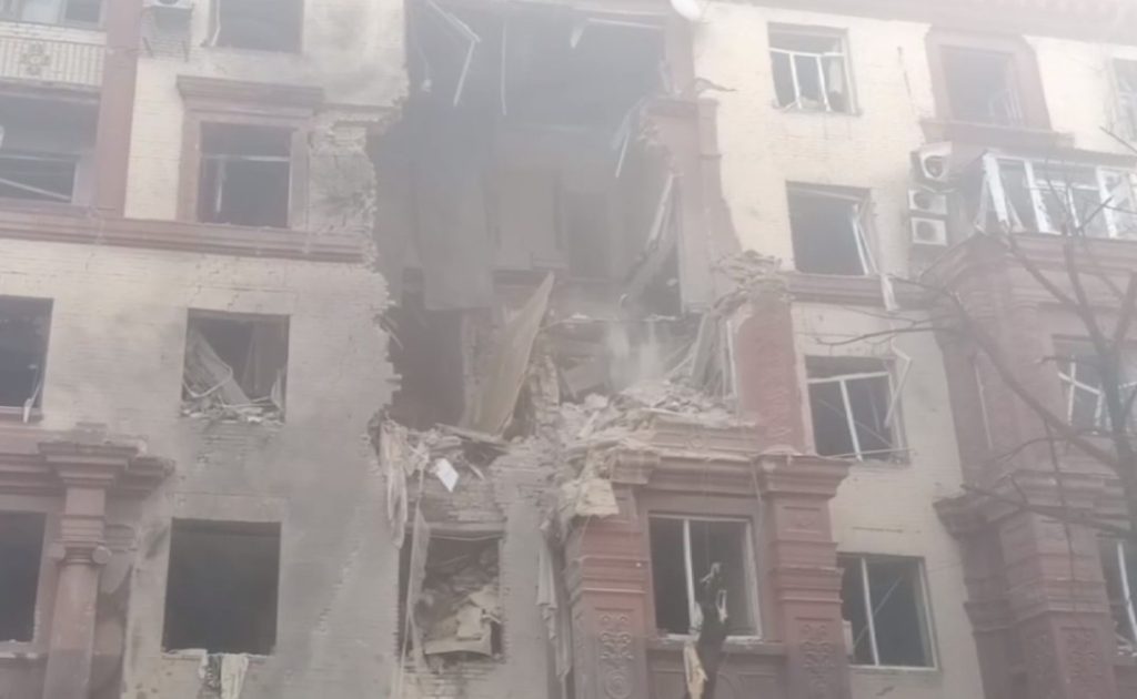 Під завалами залишаються люди: ДСНС і Малашко надали нові подробиці нічної атаки житлового  будинку у Запоріжжі (ВІДЕО)