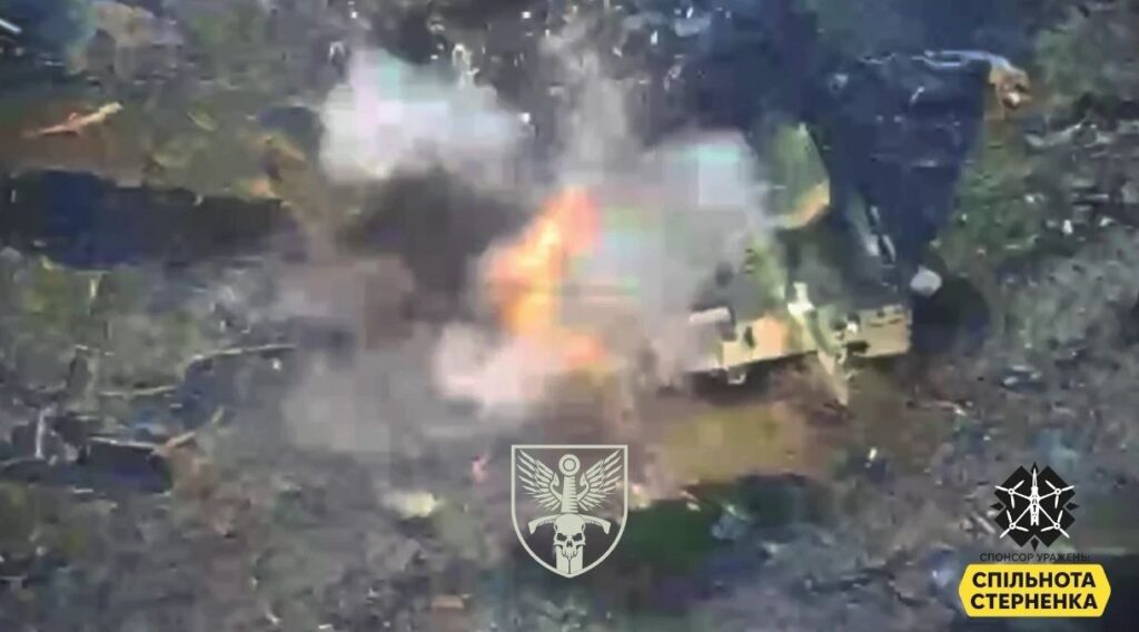 На Запоріжжі ЗСУ дроном спалили росіян, що облаштували схованку під підбитим «Леопардом» (ВІДЕО)
